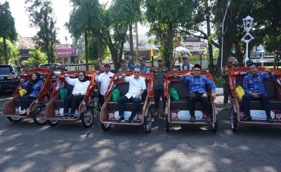 Presiden Prabowo Serahkan Bantuan 25 Becak Listrik di Batang Pakai Uang Pribadi
