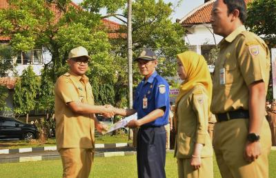 Penyerahan 138 SK Kenaikan Pangkat, Bupati Batang Tekankan Inovasi dan Pengelolaan Keuangan yang Bij