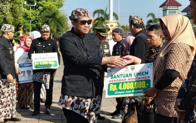 Rayakan Kemerdekaan RI, 51 UMKM Dapat Bantuan Gerobak