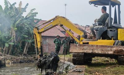 Rawan Banjir, Kodim Batang Terjunkan Excavator Bersihkan Sungai