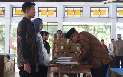 Serahkan 109 SK, Bupati Batang Ingatkan Jangan Ada Fenomena Talak Cerai Setelah Diangkat