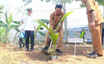 Dukung Ketahanan Pangan, Lapas Batang Tanam Ratusan Bibit Kelapa