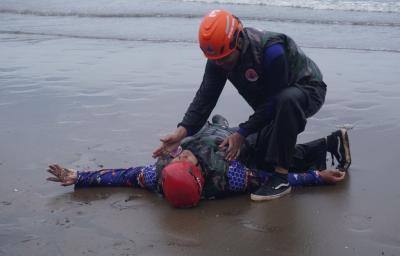 Hadapi Potensi Kecelakaan Air, Relawan Batang Dibekali Latihan Water Rescue Oleh Basarnas