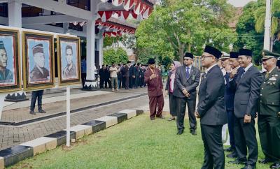 melihat-foto-pahlawan