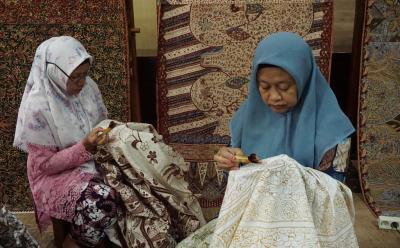 PERAJIN BATIK RIFAIYAH