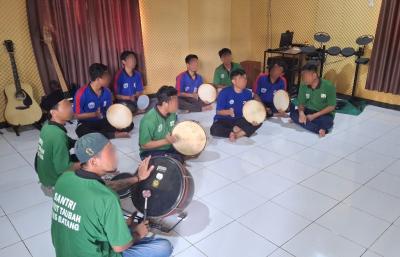 Tingkatkan Ketaqwaan, Warga Binaan Berlatih Seni Hadroh