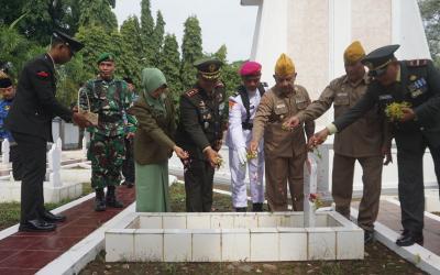 HUT Ke-80 TNI, Dandim Batang Ziarahi TMP Kadilangu