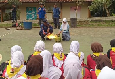 Ratusan Kader Keselamatan SMA Bandar Dilatih Tanggap Kebakaran