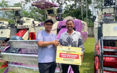 Bupati Batang Serahkan 256 Alsintan Kepada Gapoktan dan Poktan