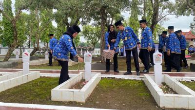 HUT Ke-54 KORPRI dan Ke-26 DWP, ASN Batang Ziarah ke TMP Kadilangu