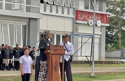 Lebih 30 Tahun Mengabdi, Pegawai Diberikan Hadiah Bupati Batang Untuk Umroh