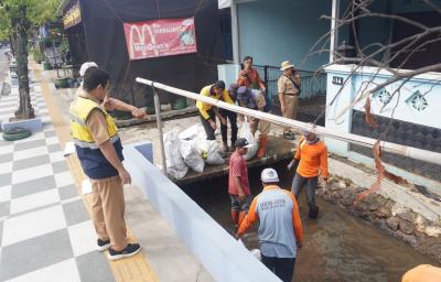 88 Petugas Dikerahkan Normalisasi Saluran Jl Ahmad Yani