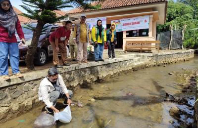 DKP Bersama Pegiat Literasi Lepaskan 1.000 Benih Ikan ke Perairan Batang