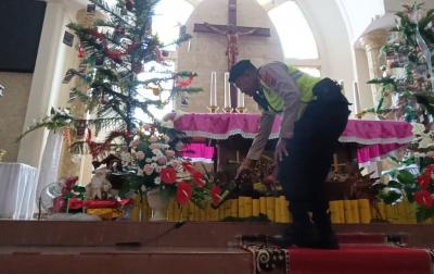 Jelang Misa, Sat Samapta Sterilisasi Gereja di Batang