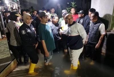 Karangasem Tergenang Banjir, Bupati Batang Salurkan Bantuan Logistik