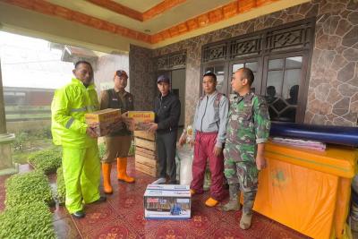 Dinsos Batang Kirim Bantuan Logistik untuk 600 Pengungsi Longsor di Desa Pranten