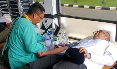 Peringati Harlah Satu Abad NU Jateng, Bupati Batang Awali Aksi dengan Donor Darah