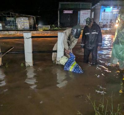 Gerak Cepat Camat Subah: Bongkar Drainase, Temukan Ban Bekas Jadi Biang Banjir Pantura