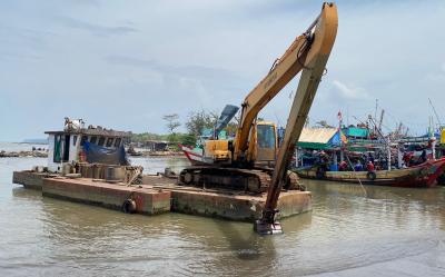 Pendangkalan Muara Batang, Dislutkan Batang Gotong Royong Lakukan Pengerukan