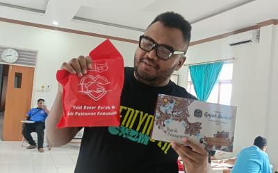 Donor Bonus Sarung, Upaya PMI Batang Cukupi Suplai Darah