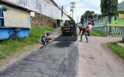 DPUPR Batang Selesaikan Penambalan Jalan Jelang Lebaran