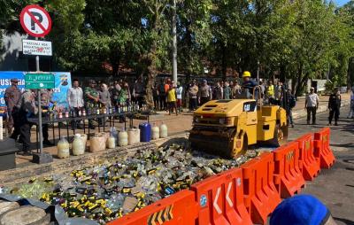 Polres Batang Musnahkan 13.000 Botol Miras Hasil Operasi Pekat Jelang Ramadan