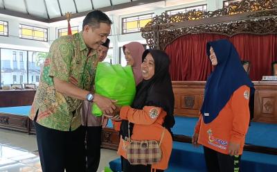 Baznas Batang Salurkan Paket Sembako Bagi 700 Mustahik