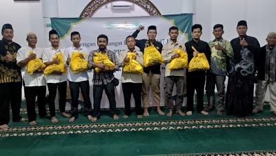 Peduli Sesama, Kokam Batang Bagikan Bingkisan Lebaran