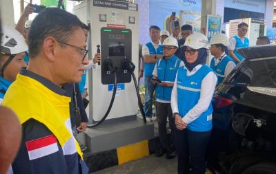 Wamen ESDM Tinjau SPKLU di Rest Area 379 A Batang