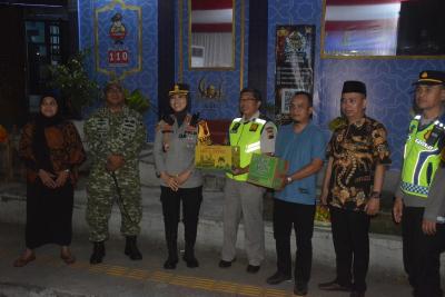 Serahkan Bingkisan Lebaran, Kapolres Batang Motivasi Petugas Posko