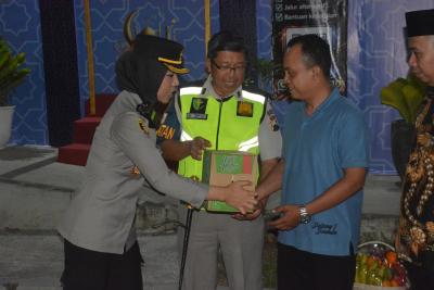 serahkan-bingkisan-lebaran