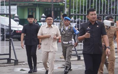 Jalan Kaki ke Kantor, Bupati Batang Langsung Berikan Contoh Untuk Hemat Energi