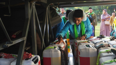 MASUKKAN KOPER KE DALAM BUS