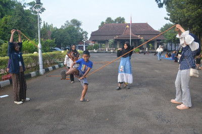 BERMAIN LOMPAT TALI