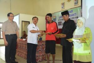 petani-penggarap-terdampak-pembangunan-pltu-terima-sk-lahan-pengganti