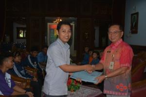 21-anak-terima-beasiswa-berprestasi