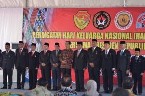 bupati-batang-menerima-penghargaan-satya-lancana-pembangunan-bidang-kb