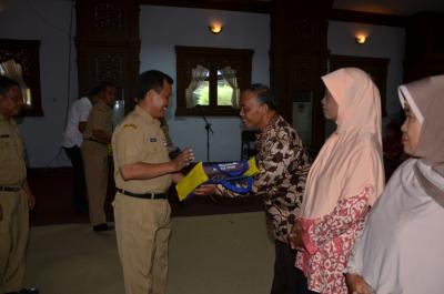 KORPRI Berikan Tali Asih PNS Purna Tugas dan Beasiswa Bagi Pelajar