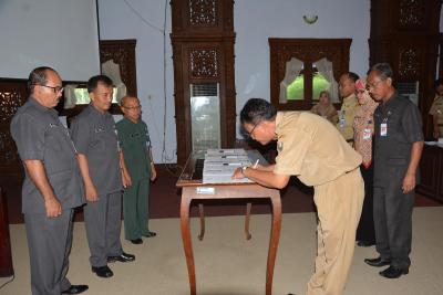 pejabat-pemkab-batang-tandatangan-fakta-integritas