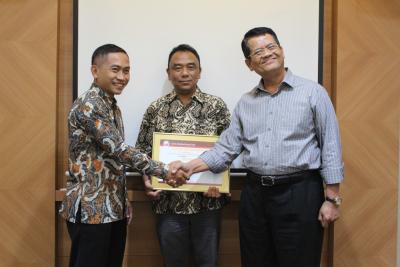 bupati-yoyok-riyo-sudibyo-terima-sertifikat-akreditasi-rumah-sakit-daerah