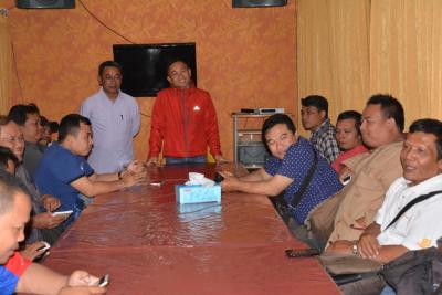 bupati-batang-berpamitan-dengan-para-wartawan