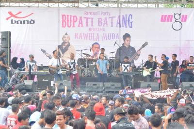 perpisahan-bupati-batang-diiringi-pagelaran-x-band-dan-ungu