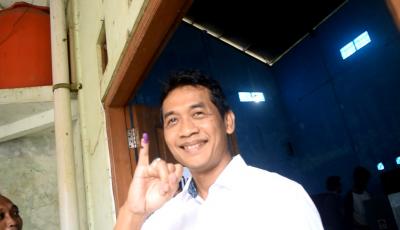 calon-wakil-bupati-no-1-suyono-melakukan-pencoblosan-di-tps-02-desa-limpung