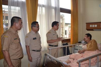 sekda-nasikhin-jenguk-keluarga-korban-kecelakaan-lalu-lintas