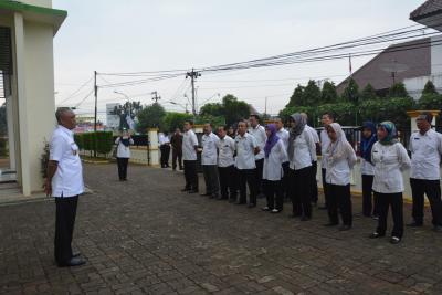 pj-bupati-batang-siswo-laksono-sidak-di-dpmptsp-separuh-asn-belum-hadir