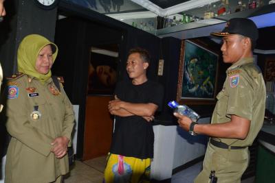 tim-gabungan-razia-minuman-beralkohol-melebihi-batas-perda