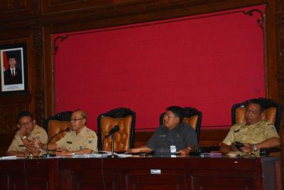 puluhan-warga-desa-gondang-mengadu-terkait-penggantian-tanah-kas-desa-ke-bupati