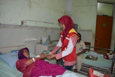 forpis-batang-bagi-takjil-ke-pasien-rsud-kalisari