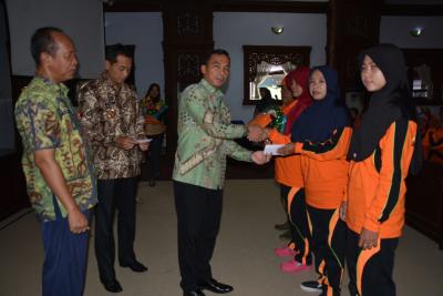 bupati-serahkan-kartu-indonesia-sehat-kepada-239-tenaga-kebersihan