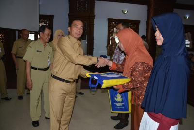 bupati-batang-serahkan-tali-asih-kepada-54-pns-yang-purna-tugas